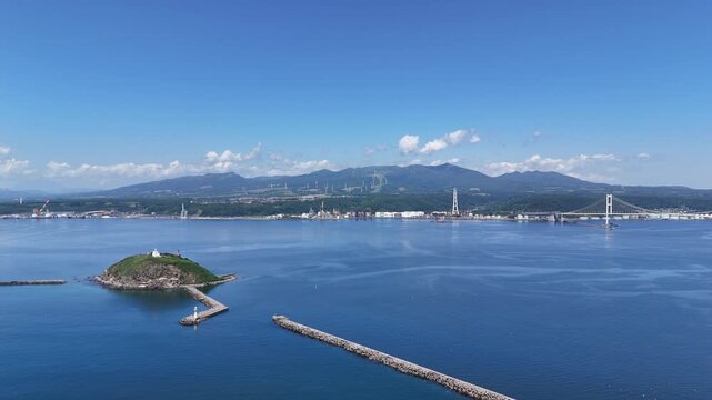 北海道室蘭市にある「白鳥大橋」とその周辺の港をドローンで空撮しました。