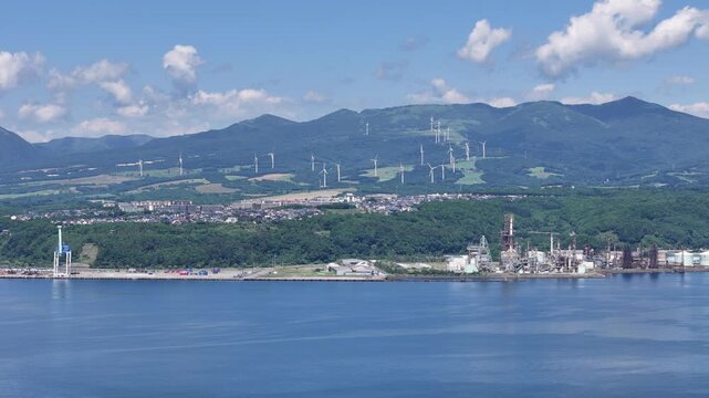 北海道室蘭市にある「白鳥大橋」とその周辺の港をドローンで空撮しました。
