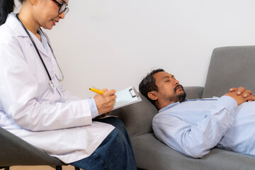 Obraz premium A young man consulting with a doctor for insomnia treatment, concept of healthcare, mental health, sleep disorder therapy, and professional medical support.
