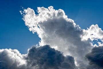 Wolkenmassen als Vorboten eines Wetterwechsels schieben sich durch das Foto
