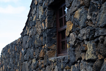 Ventana en muro de piedra