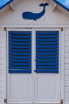 cabine de plage au d&eacute;cor de baleine