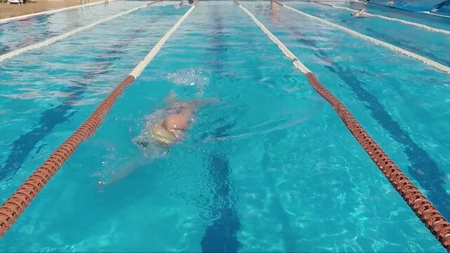 Lockeres, sportliches Schwimmen im Outdoor-Pool