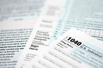 Obraz premium 1040 US individual income tax return form blank close up. Few pages of united states tax blank