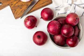 Shallot onion on the kitchen table. onion slice. onion rings. Fresh red Onion. Natural, fresh, vegetarian food. Agricultural products. Healthy eating. Vegetables. Farmer's market.