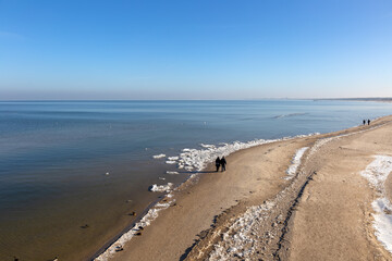 Im Winter Spaziergang an der gefrorenen Ostsee