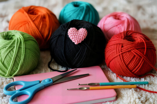 sewing concept tablet colored threads wool crochet needles online classes concepto costura tablet hilos colores lana agujas ganchillo clases online couture tablette fils color&eacute;s iplik dikiş nakış &ouml;rg&uuml;