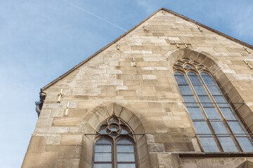 Giebelseite Westportal mit Mauerankern und gotischen Fenstern der Nikolaikirche in Reutlingen