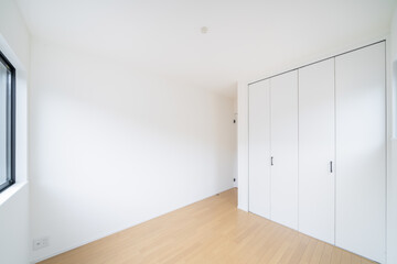 Empty bright room with wooden floor ― 木の床の明るい空室