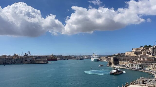 Timelapse of the boat turning around and leaving in Valetta