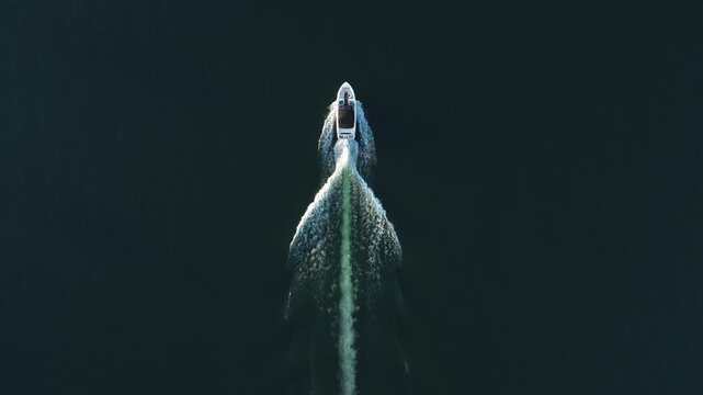 Imagens de uma lancha no rio ao por do sol feitas por drone