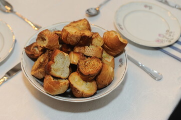 pães torrados 