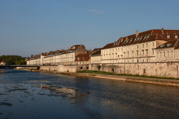 Les quais de Besançon en été au coucher du soleil. 