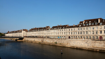 Obraz premium Les quais de Besançon en été au coucher du soleil. 
