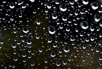 Regentropfen an einer Fensterscheibe