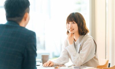 ミーティングをする男女2人のビジネスマン