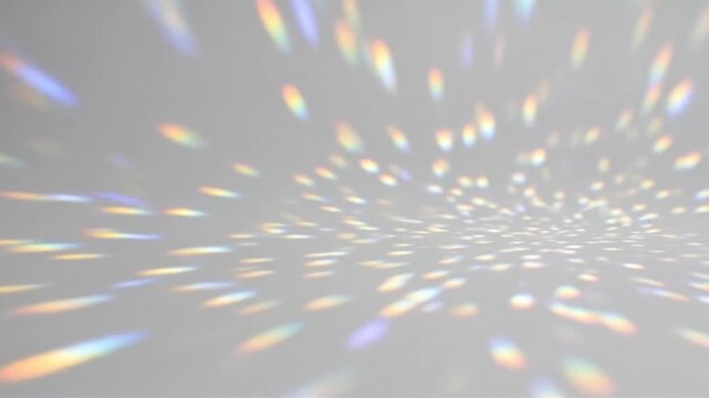 白い壁に広がるカラフルで幻想的な虹色の光の反射