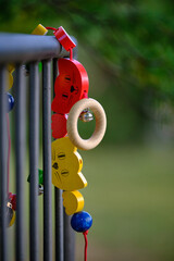 Kinderspielzeug am Gatter