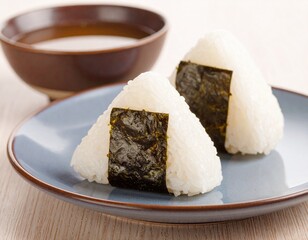 味噌汁と海苔を巻いたおにぎり