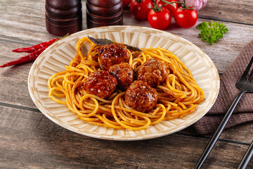 Meatballs with tomato sauce and spaghetti