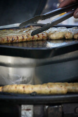 Des saucisses qui cuisent dans un barbecue