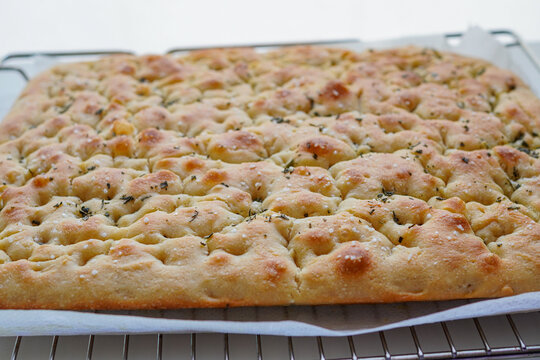 Focaccia italiana fatta in casa appena sfornata