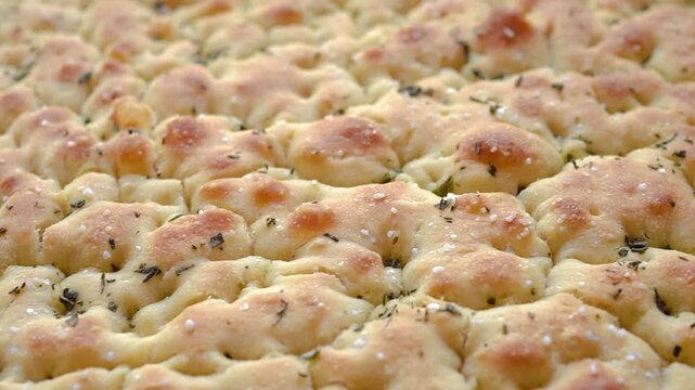 Focaccia italiana fatta in casa appena sfornata