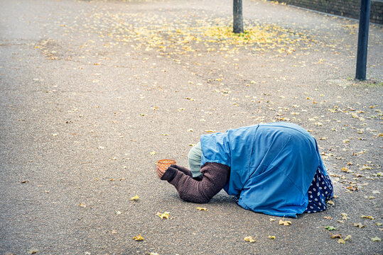 Unknown beggar woman begging with a basket in London, UK.
Poverty is also a hard issue in big, developed cities.