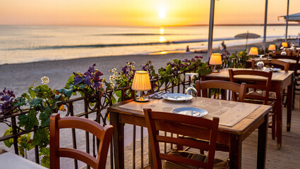 Obraz premium a cozy romantic street cafe next to a park or on the seashore. the beginning of the sunset, tables with vases and candles