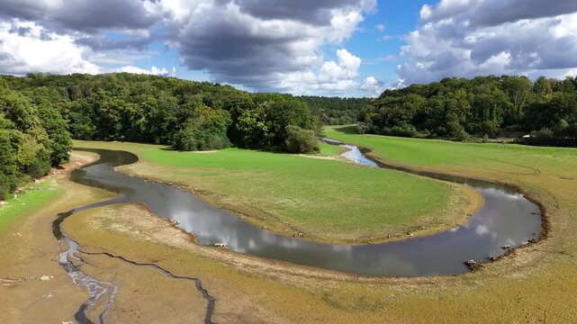 Le plan d'eau de Marville dans la Meuse a &eacute;t&eacute; progressivement ass&eacute;ch&eacute; en ao&ucirc;t et septembre 2025 pour pr&eacute;server la faune et la flore en aval dans la rivi&egrave;re de l'Othain 