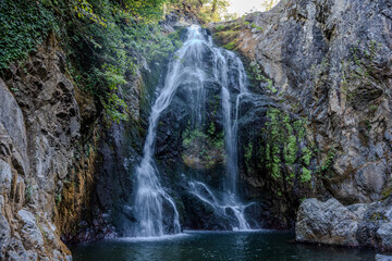Obraz premium Waterfall flowing into rocky pool