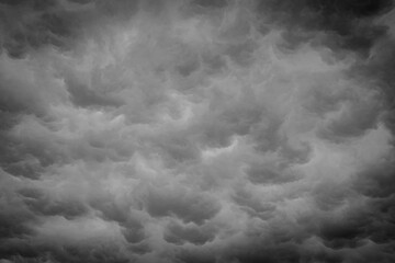 Mammatus chmur w odcieniach szarości