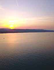 Obraz premium Panoramic sunset over calm water