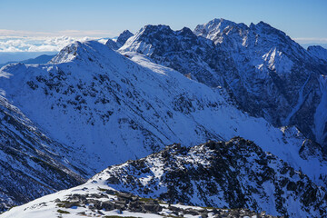 槍ヶ岳から南岳への積雪した登山道