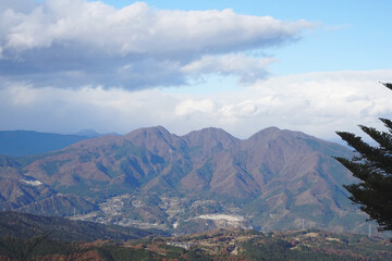 日本：高根展望台／左から十二ヶ岳・中ノ岳・小野子山が並んだ景色／群馬県榛名市伊香保町・11月