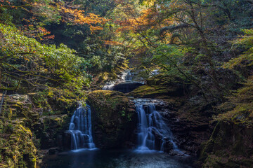 日本の風景・秋　三重県名張市　紅葉の赤目四十八滝　荷担滝（赤目五瀑）