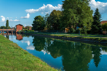 Obraz premium Canale con acqua corrente estate