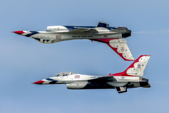 United States Air Force Thunderbirds in Precision Flight &ndash; F-16 Fighting Falcons