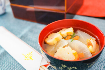お正月を祝う伝統的なお雑煮の一杯