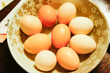 食卓を彩る新鮮なたまごの盛り合わせ