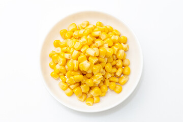 皿に盛られたコーン　白バック