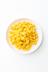 皿に盛ったとうもろこしの粒　白バック