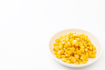 皿に盛ったとうもろこしの粒　白バック