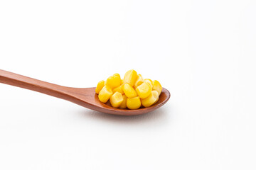 スプーンに乗ったコーン　白バック