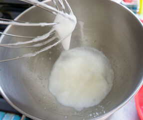 メレンゲを泡立て器で立ててメレンゲが垂れている様子