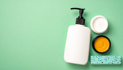 Obraz premium Beauty and wellness: A minimalist flat lay presents essential beauty and skincare products against a soft backdrop, focusing on self-care and well-being.