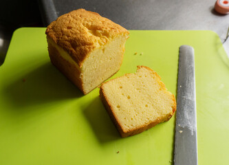 パウンドケーキをケーキナイフでカットしてケーキの断面が見えている