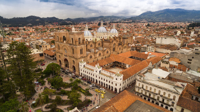 Fotograf&iacute;a de la Catedral de Cuenca en Ecuador, con sus imponentes c&uacute;pulas azules y arquitectura monumental que resalta entre calles coloniales, reflejando historia, fe y belleza patrimonial en el cor