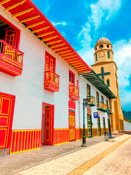 Casas coloniales cafeteras y templo de Salento, Quind&iacute;o. Colombia.