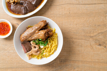 Egg noodles served dry with braised duck